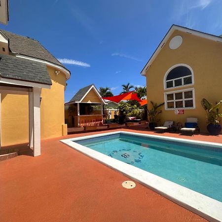 Brownstone Guesthouses Nasáu Exterior foto