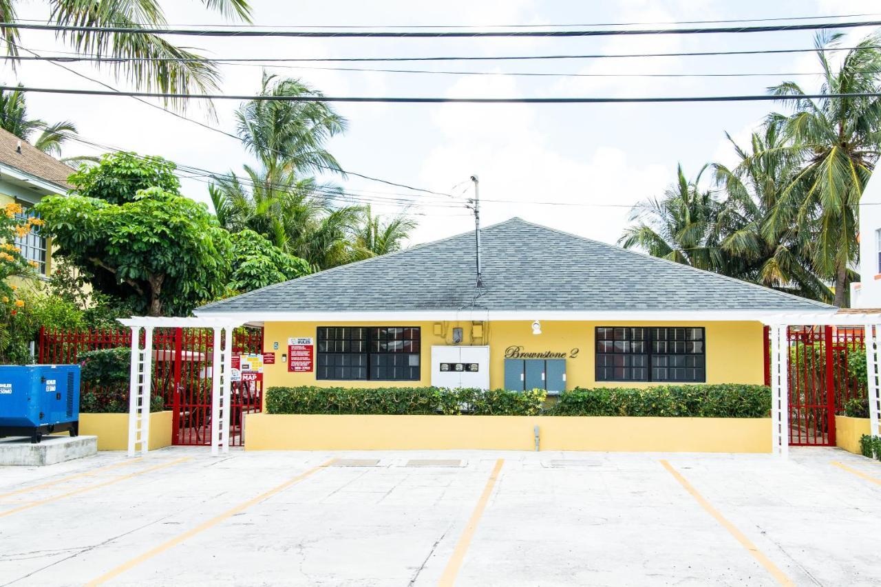 Brownstone Guesthouses Nasáu Exterior foto